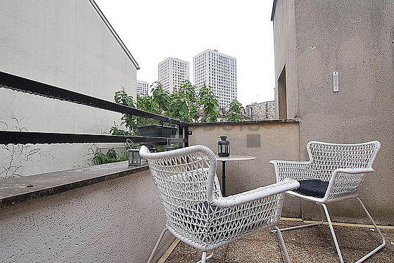 Terrasse très lumineuse avec du béton au sol