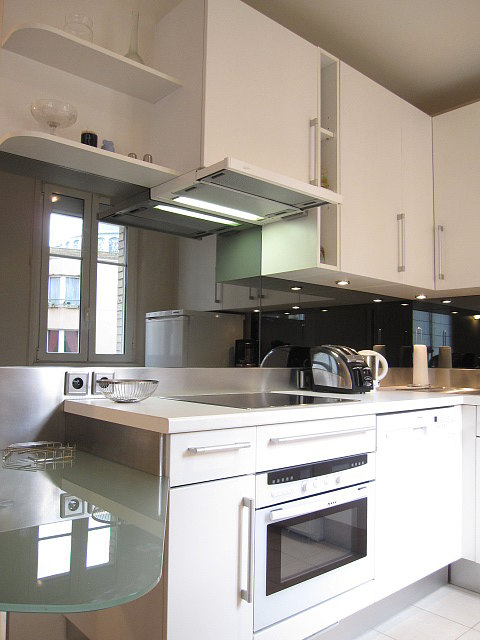 Kitchen where you can have dinner for 2 person(s) equipped with dishwasher, hob, refrigerator, crockery