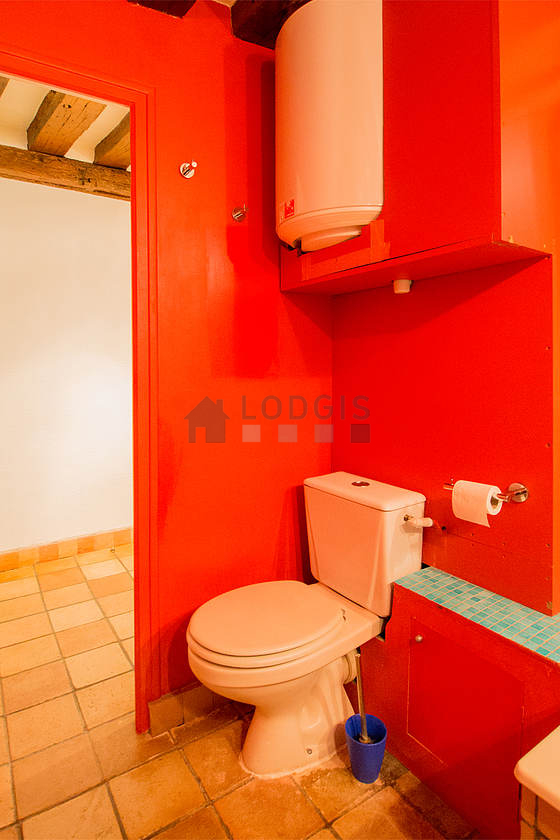 Salle de bain équipée de lave linge, sèche linge, serviettes de bain