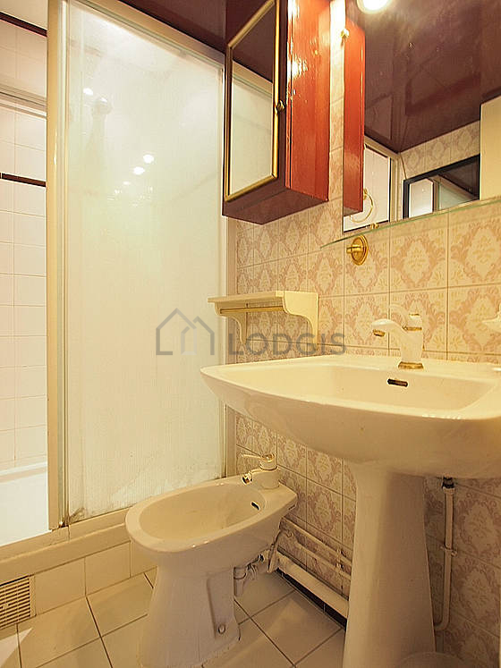 Salle de bain équipée de etagère