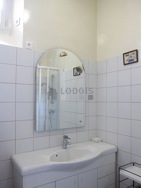 Bathroom equipped with bath towels