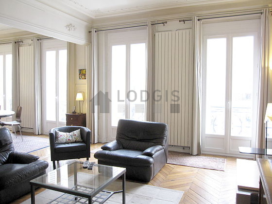 Large living room of 20m² with wooden floor
