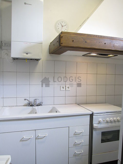 Cuisine de 5m² avec du carrelage au sol