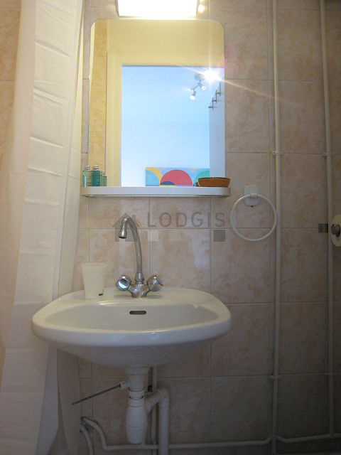 Salle de bain avec du carrelage au sol