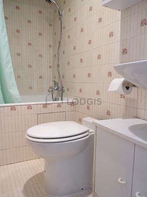 Salle de bain équipée de serviettes de bain