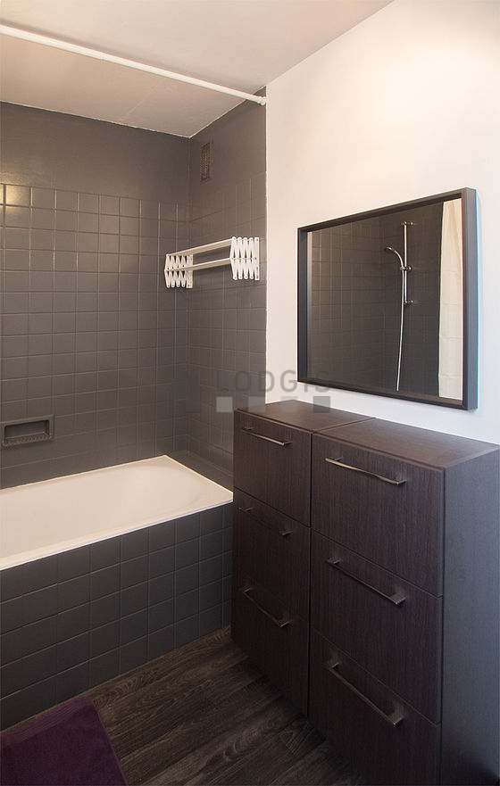 Salle de bain avec du linoleum au sol