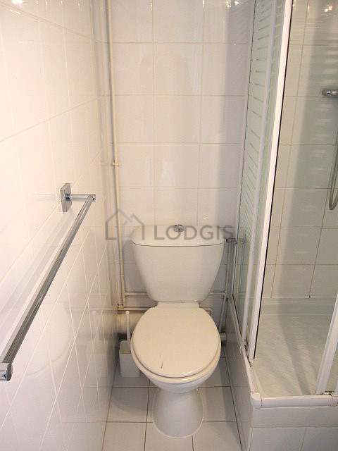 Salle de bain avec du carrelage au sol