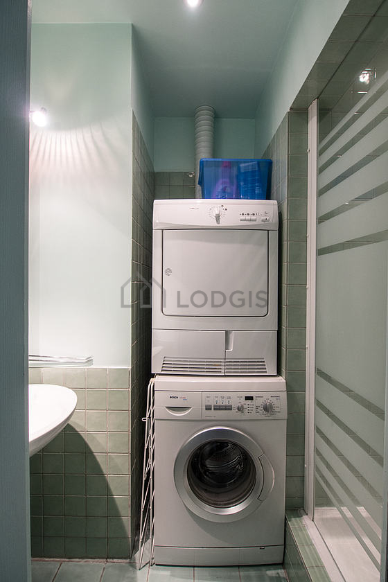 Bathroom equipped with washing machine, dryer, bath towels