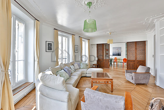 Living room furnished with tv, dvd player, 2 armchair(s)