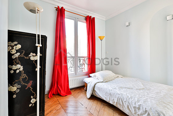 Chambre avec du parquet au sol