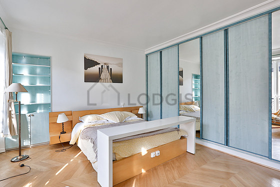Chambre avec du parquet au sol