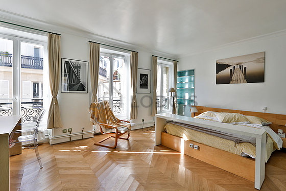 Chambre avec fenêtres double vitrage donnant sur rue