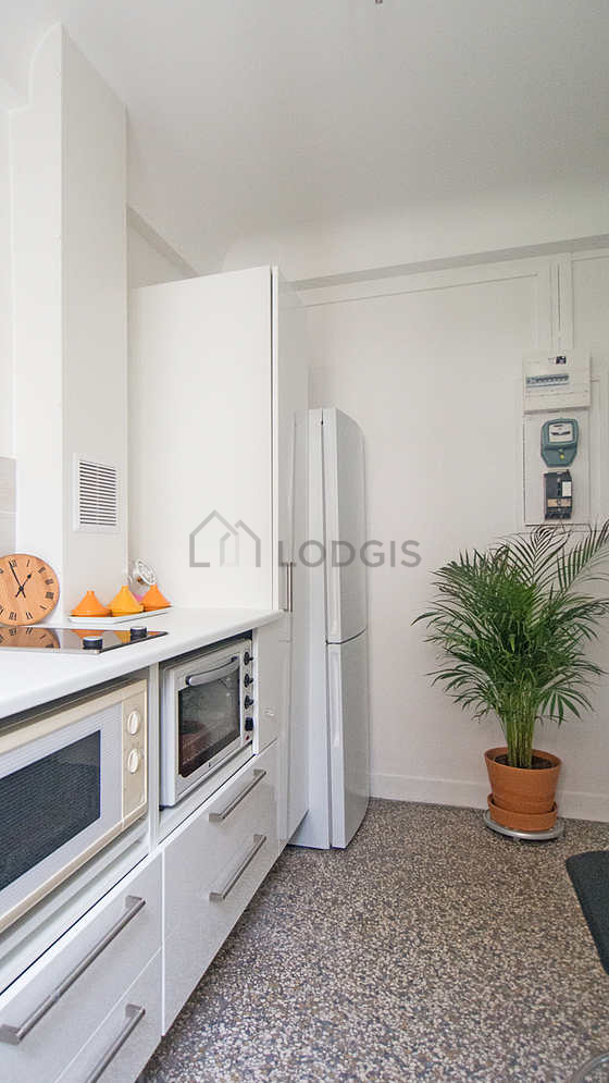 Very bright kitchen with double-glazed windows facing the courtyard