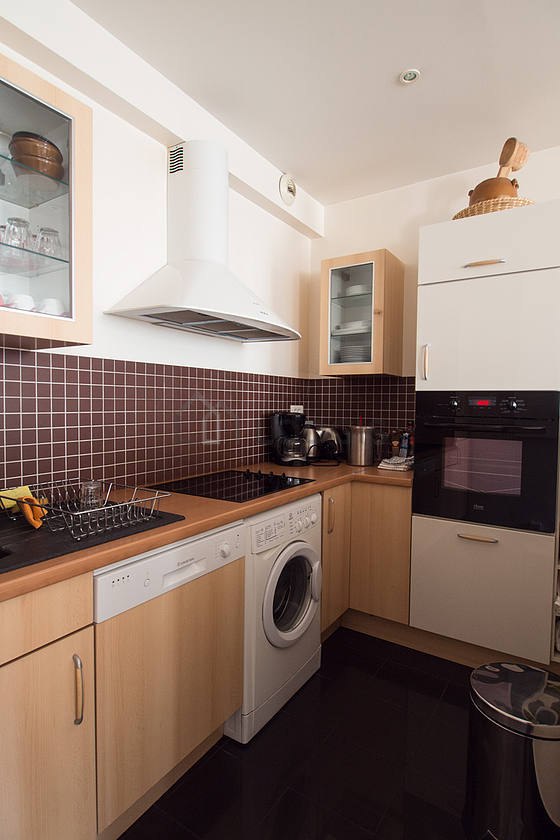 Cuisine dînatoire pour 3 personne(s) équipée de lave vaisselle, plaques de cuisson, réfrigerateur, hotte