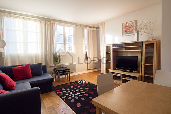 Grand salon de 24m² avec du parquet au sol