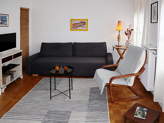 Séjour très calme équipé de 1 canapé(s) lit(s) de 140cm, télé, chaine hifi, 1 fauteuil(s)