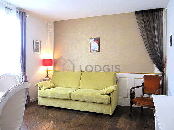 Very bright living room furnished with 3 chair(s)