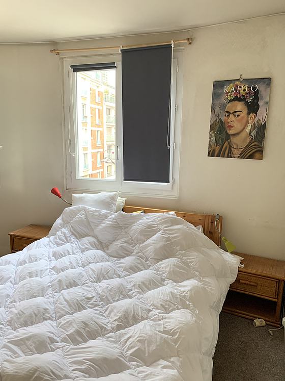 Chambre avec fenêtres double vitrage donnant sur rue