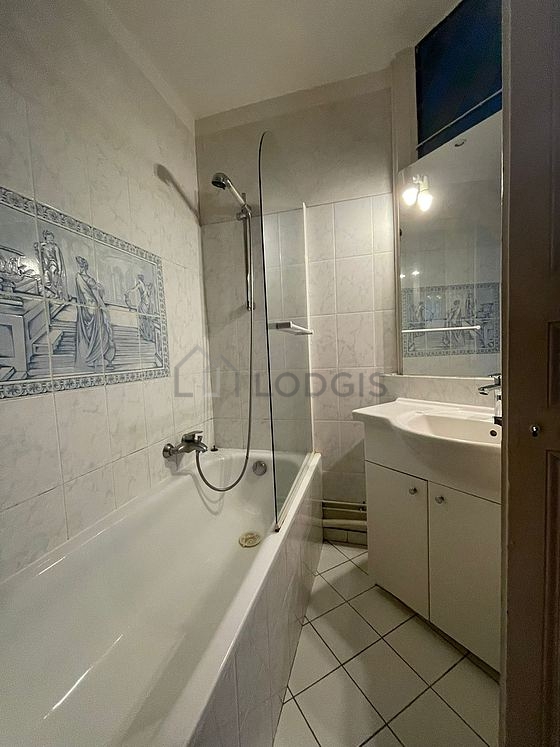 Salle de bain équipée de lave linge, sèche linge, serviettes de bain