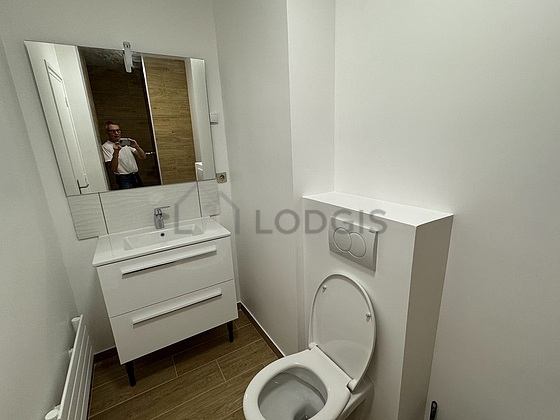 Bathroom equipped with bath towels