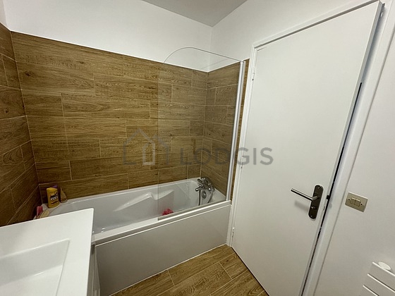 Bathroom equipped with bath towels