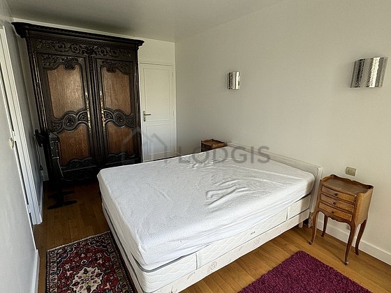 Chambre avec du parquet au sol
