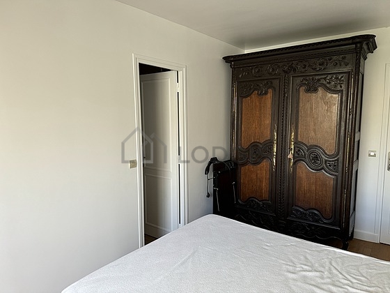 Chambre avec fenêtres donnant sur jardin