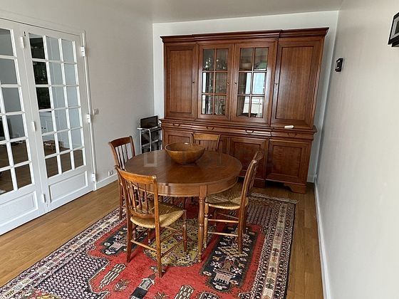 Belle salle à manger avec du parquet au sol pouvant accueillir jusqu'à 8 convives