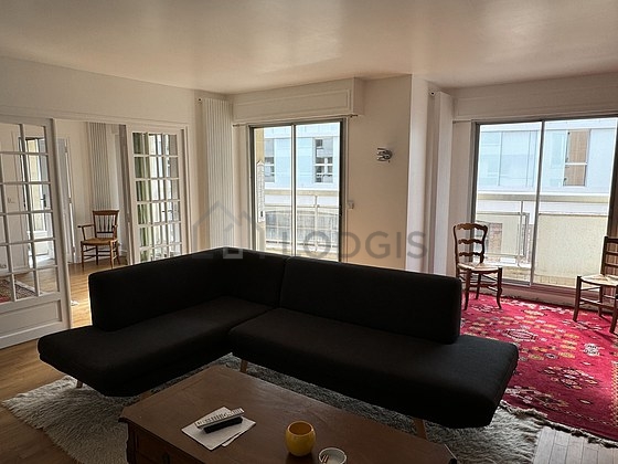 Séjour avec fenêtres et balcon donnant sur rue