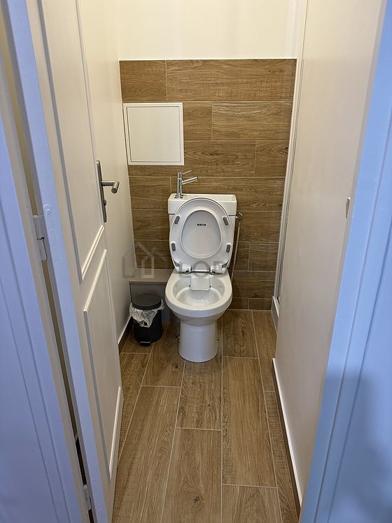 Toilettes indépendantes de la salle d'eau