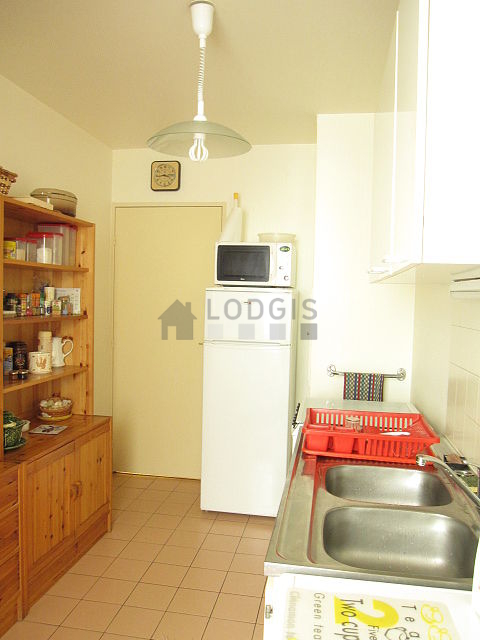Kitchen where you can have dinner for 3 person(s) equipped with hob, refrigerator, crockery, stool