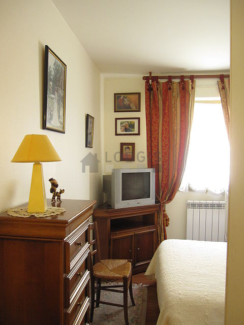 Chambre avec du parquet au sol