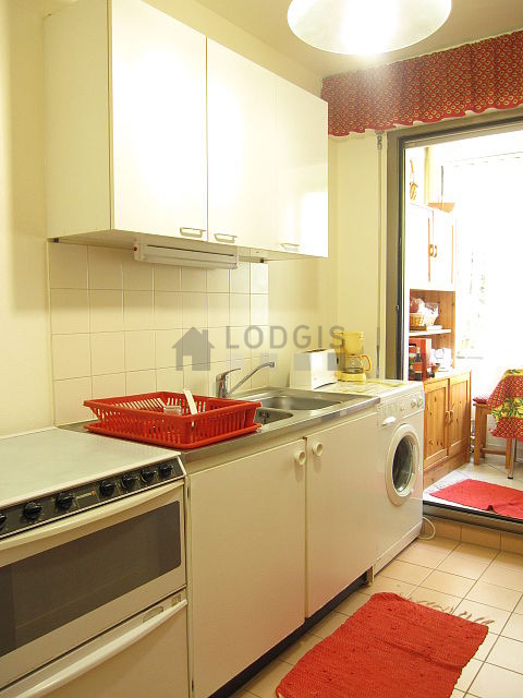 Cuisine de 10m² avec du carrelage au sol