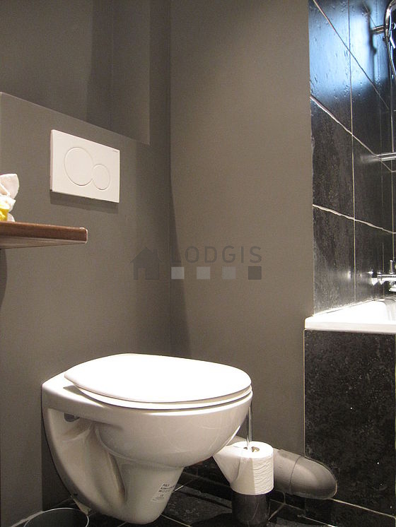 Bathroom equipped with bath towels