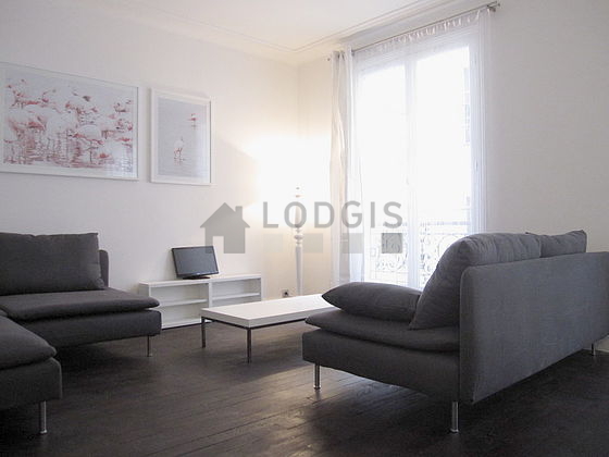 Large living room of 30m² with wooden floor