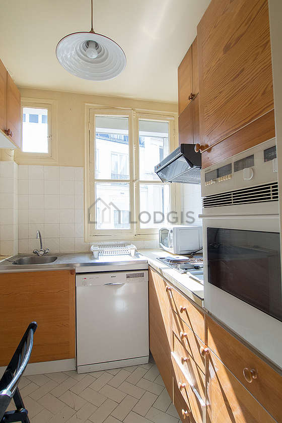 Cuisine dînatoire pour 2 personne(s) équipée de lave vaisselle, plaques de cuisson, réfrigerateur, hotte