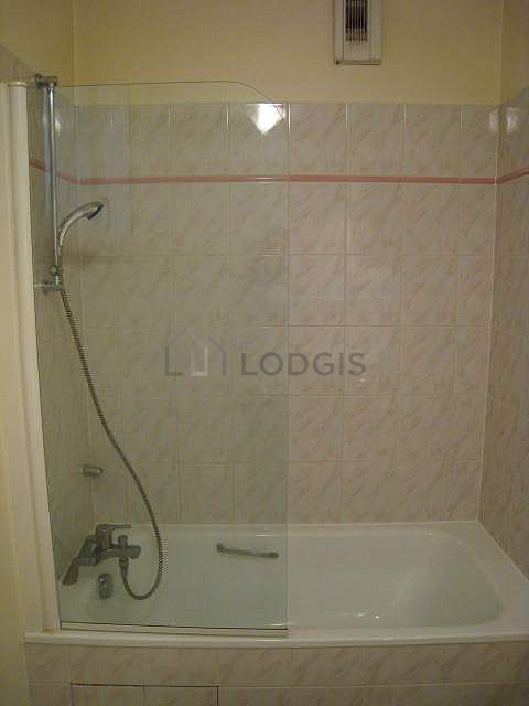 Belle salle de bain avec fenêtres et du carrelage au sol