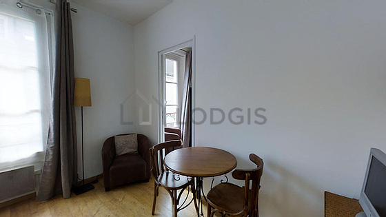Salon de 10m² avec du parquet au sol