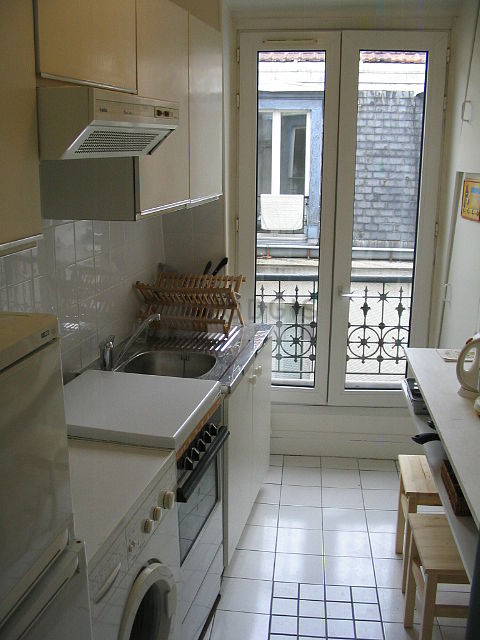 Kitchen of 4m² with tile floor