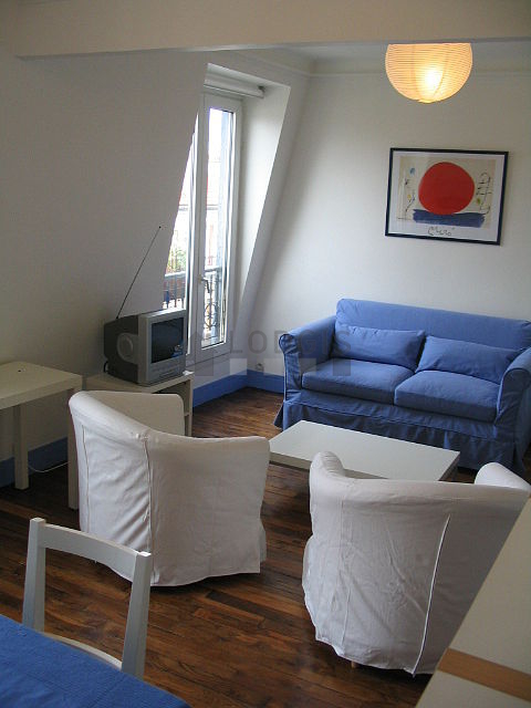 Séjour très calme équipé de 1 canapé(s) lit(s) de 140cm, télé, chaine hifi, 2 fauteuil(s)