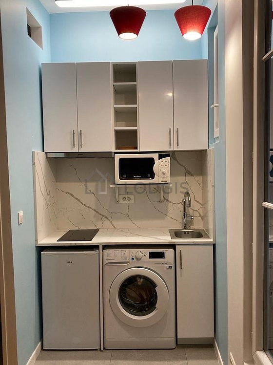 Cuisine dînatoire pour 2 personne(s) équipée de plaques de cuisson, réfrigerateur, freezer, vaisselle