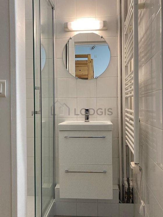 Belle salle de bain avec du carrelage au sol