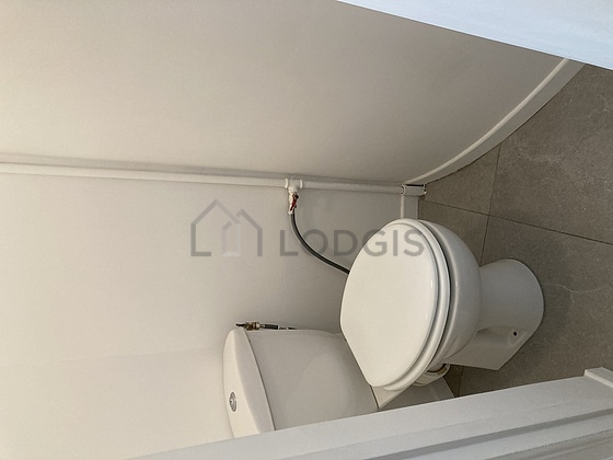 Toilettes indépendantes de la salle d'eau