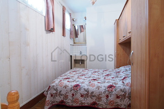 Chambre avec du parquet au sol