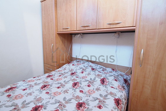 Chambre avec fenêtres donnant sur cour