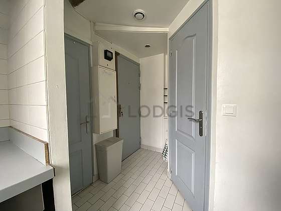 Entrance with woodenfloor and equipped with washing machine