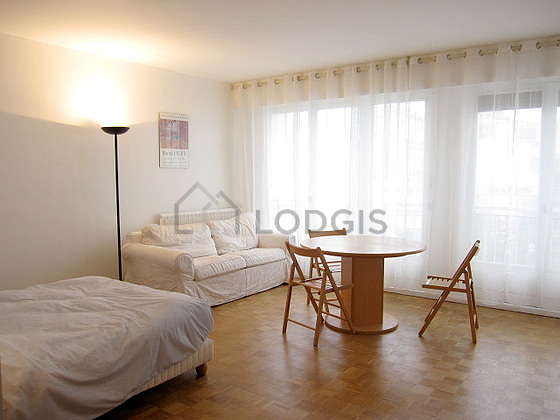Large living room of 25m² with woodenfloor