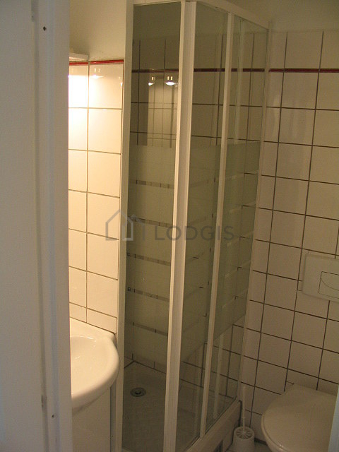 Salle de bain équipée de serviettes de bain
