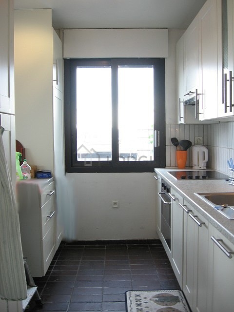 Kitchen of 7m² with tile floor