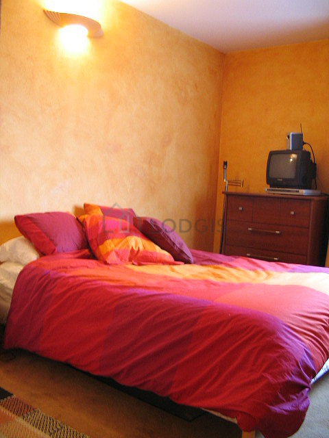 Chambre avec fenêtres donnant sur rue